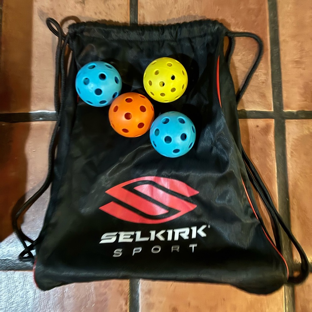 Selkirk Pickleball bag! Comes with 4 balls..